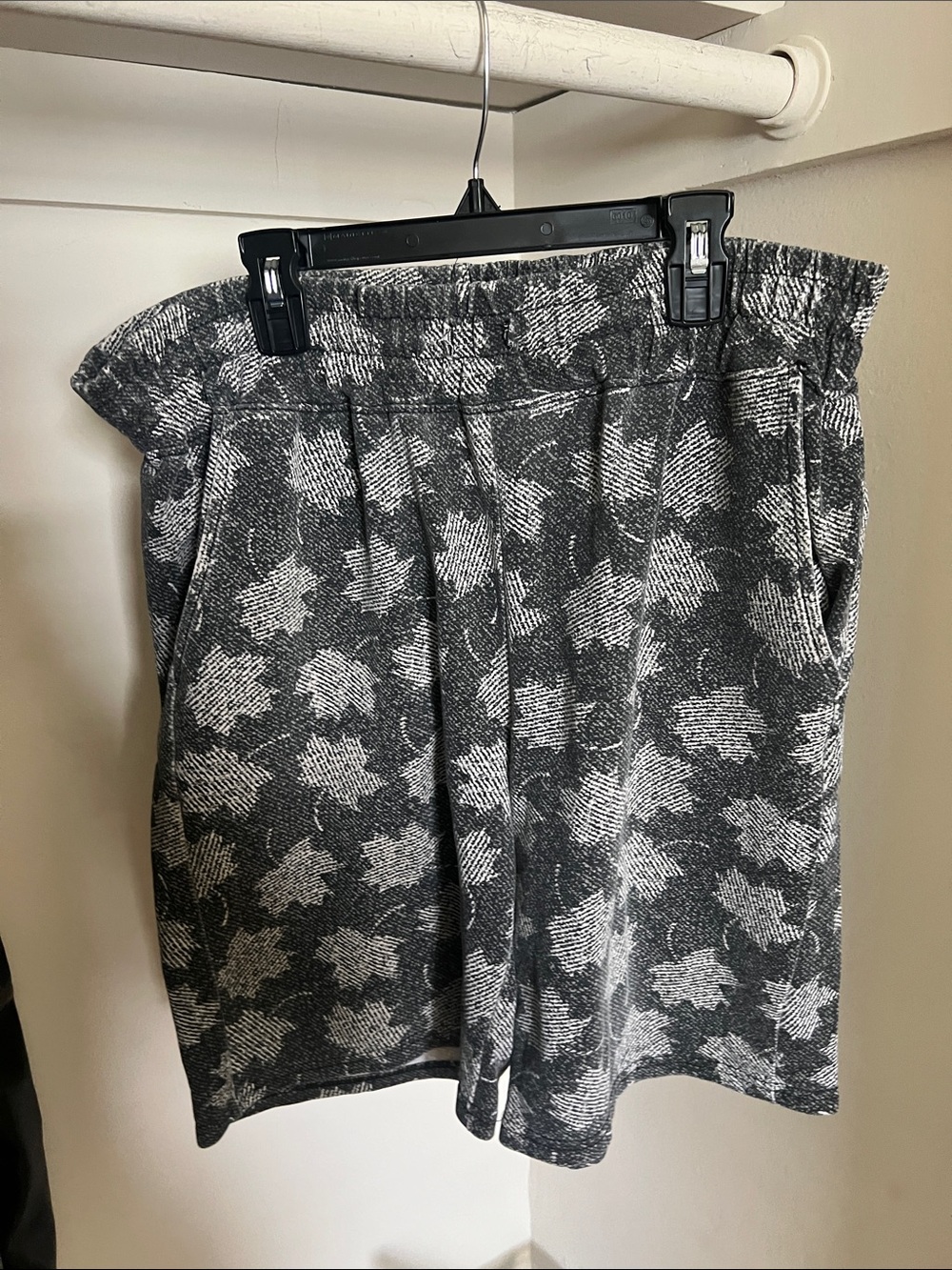 Galaxy By Harvic Gray and White Floral Print Men’s Shorts